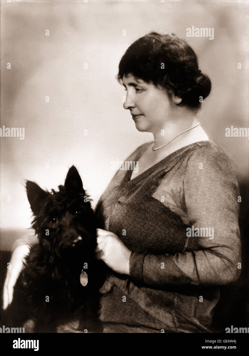 US-amerikanische taub und blind Autorin Helen Keller (1880-1968) und mit ihr Scottish Terrier namens Darkie. Siehe Beschreibung für mehr Informationen. Stockfoto
