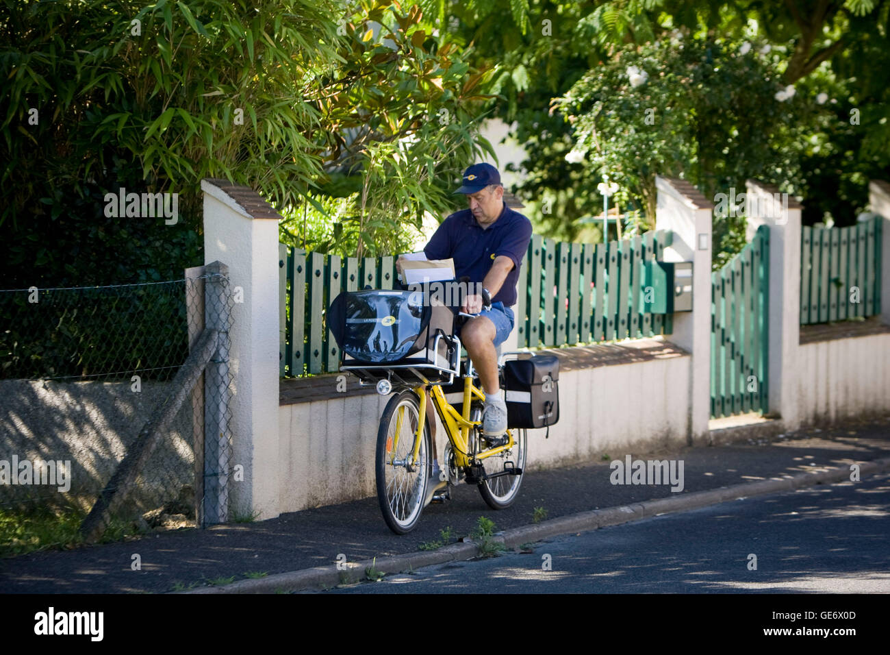 Postbote Jacques Tapon reitet sein Fahrrad auf seinem täglichen Weg in Montbazon, Frankreich, 25. Juni 2008. ZulöschenwählenSie reitet 17km pro Tag in alle Meer Stockfoto