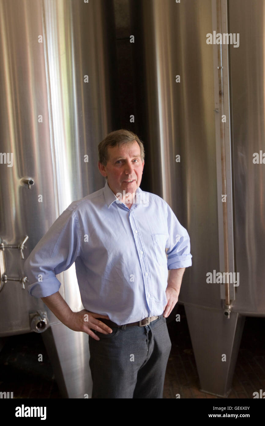 Jean-Claude Guyot, Manager des Chateau de Nitray in Amboise, Frankreich, erklärt die Weinherstellung zu einem Backroads Radtour Teilnehmer. Stockfoto