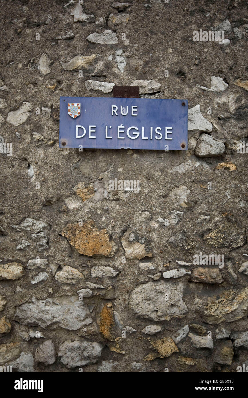 Blick auf einen Straßennamen ein Schild mit der Aufschrift "Rue de Eglise" in Athee Sur Cher, Frankreich, 25. Juni 2008. Stockfoto