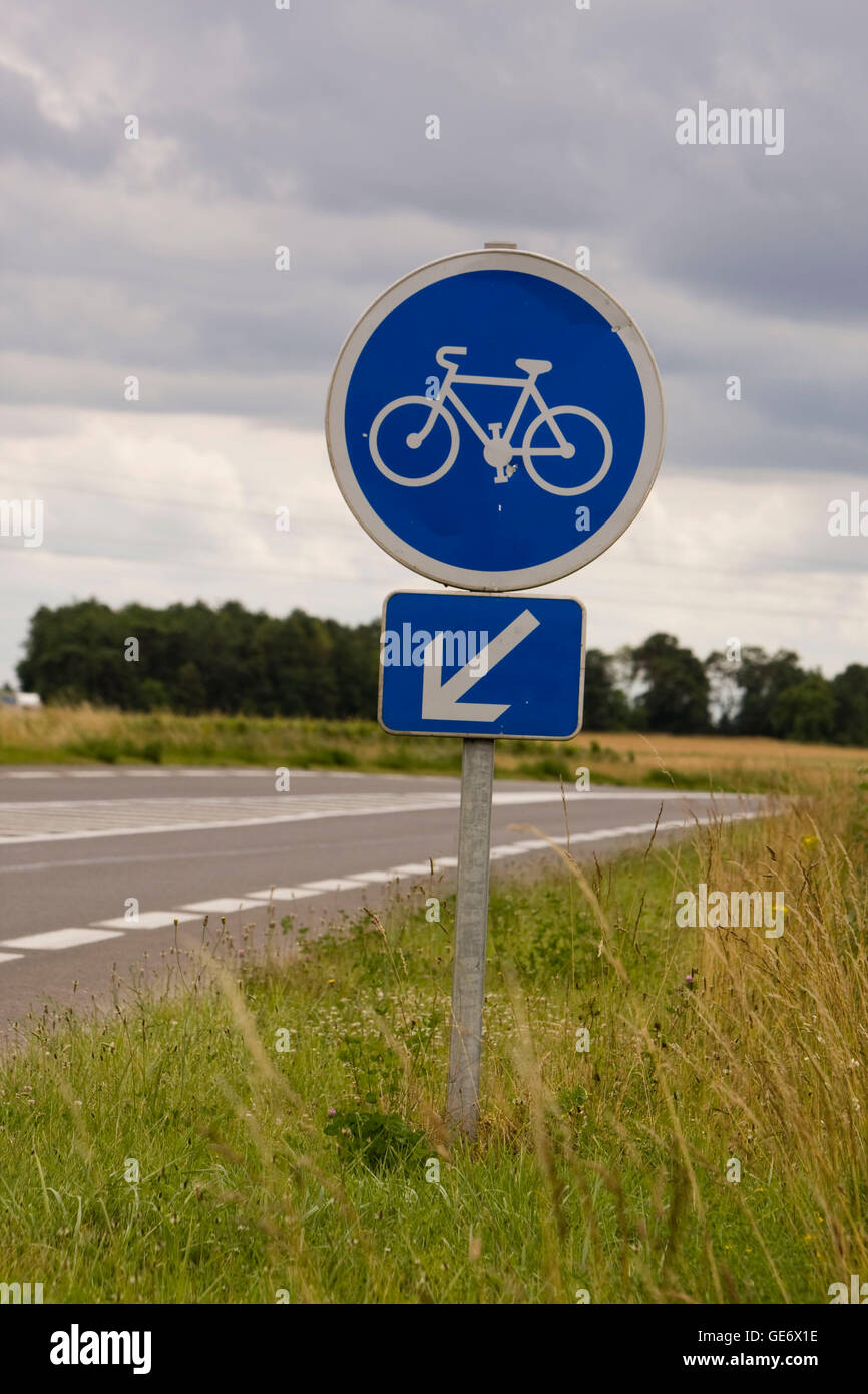 Ein Radweg Schild an einer großen Straße in der Nähe von Athee Sur Cher, Frankreich, 25. Juni 2008. Stockfoto