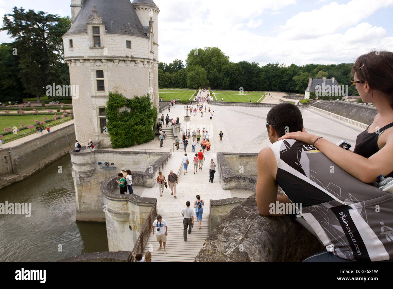 Ein Tourist (2R) tragen Radfahren Gear besucht das Schloss Chenonceau in Chenonceaux, Frankreich, 25. Juni 2008. Stockfoto