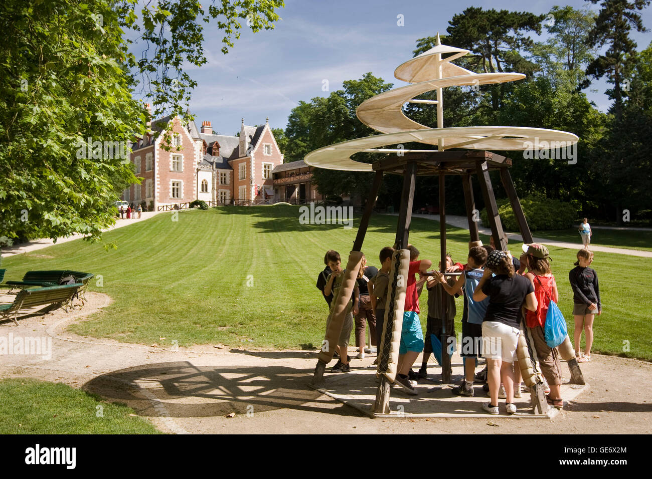 Replik von Leonardo da Vincis Luftschraube Prototyp in den Gärten der Villa Clos Luce in Amboise, Frankreich, 26. Juni 2008 Stockfoto