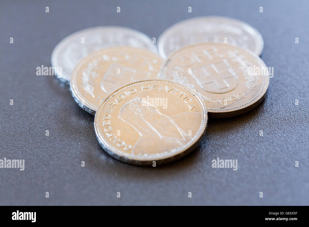 Münzen von 5 Franken. Dieses Geld können Sie verschiedene Produkte in der  Schweiz zu kaufen Stockfotografie - Alamy