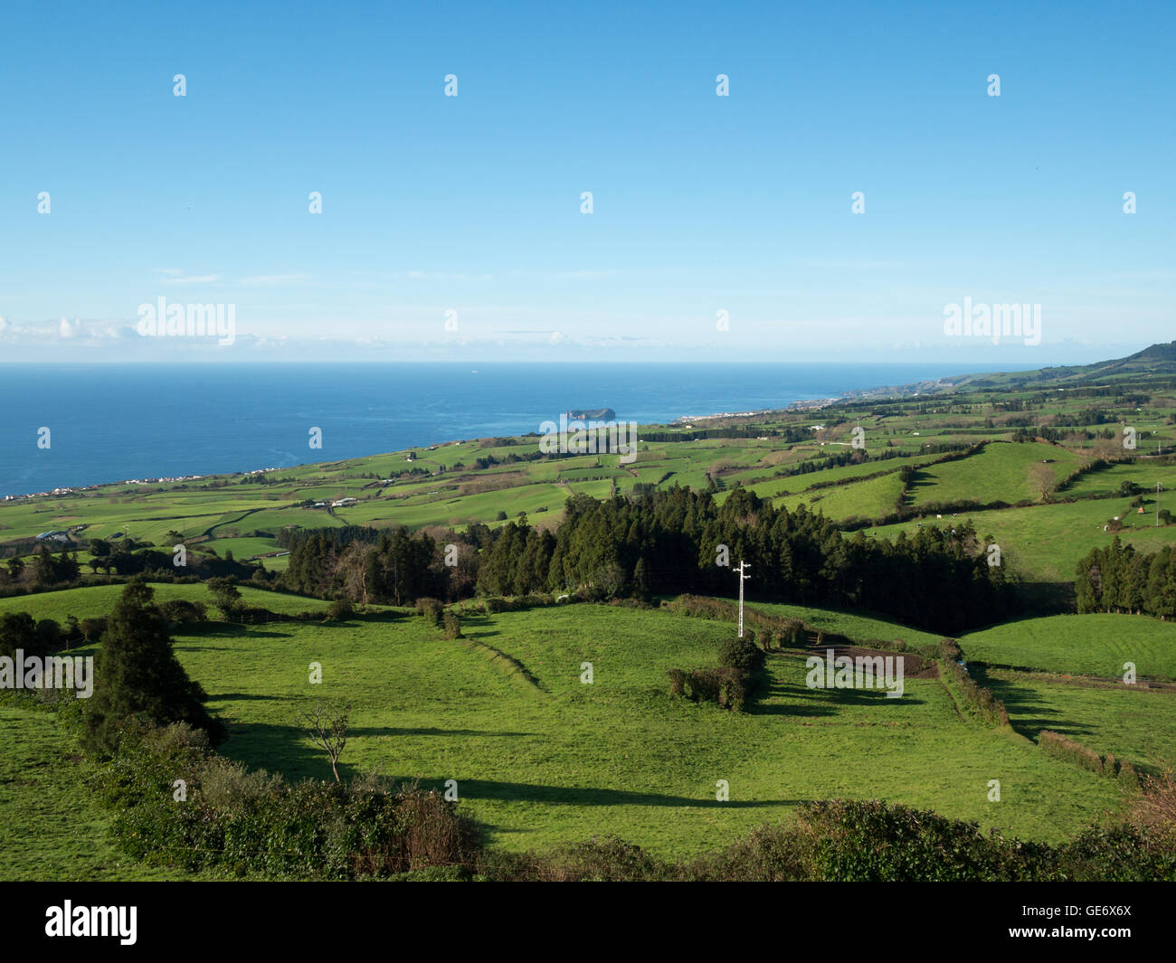 Die grüne und blaue Landschaft der Insel São Miguel Stockfoto