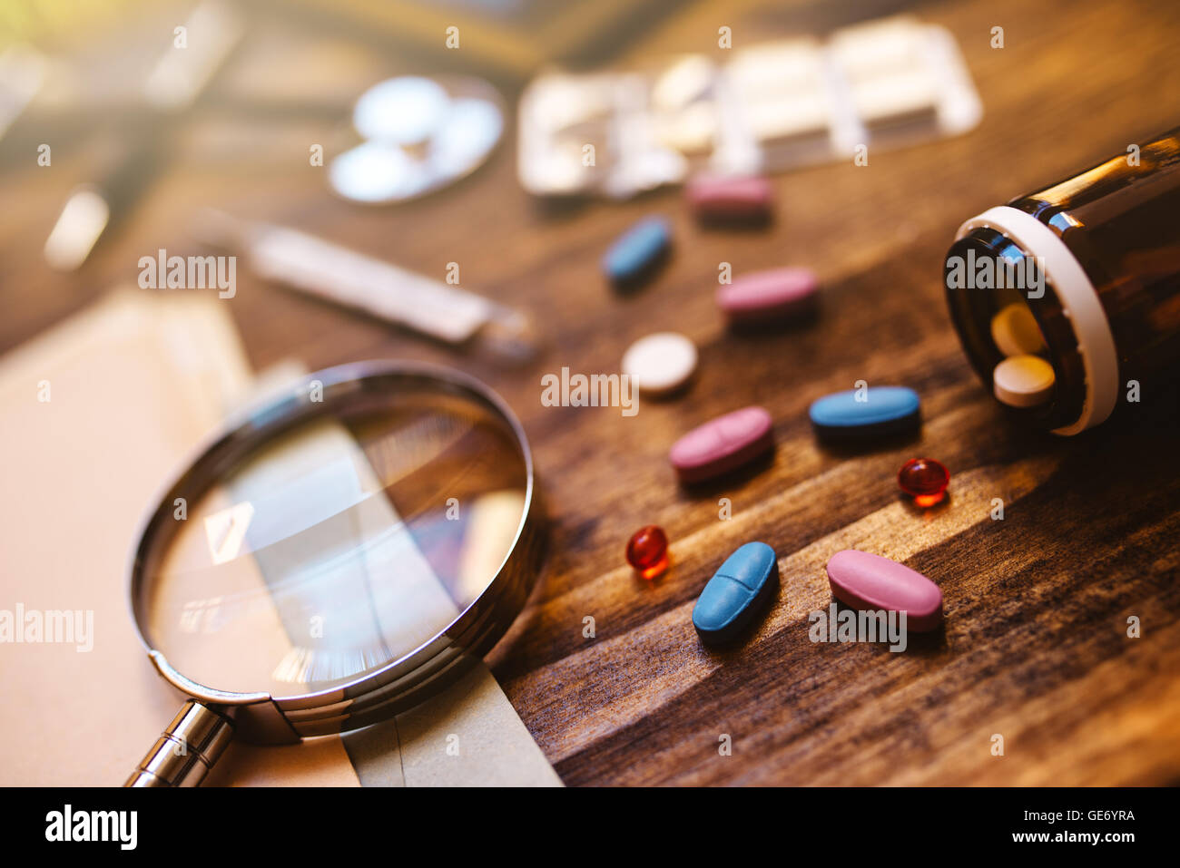 Bunte medizinische Tabletten und Pillen verstreut am Schreibtisch im Büro des Arztes, Gesundheitswesen und Medizin-Konzept-Bild, selektiven Fokus Stockfoto