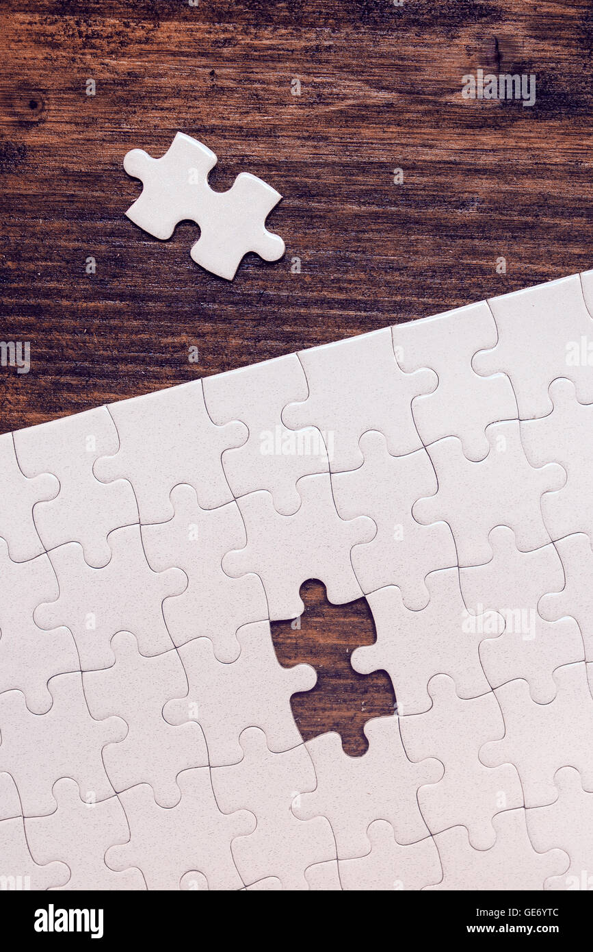 Puzzle mit einem fehlenden Stück links ausfüllen, kopieren Sie Raum, Ansicht von oben Stockfoto