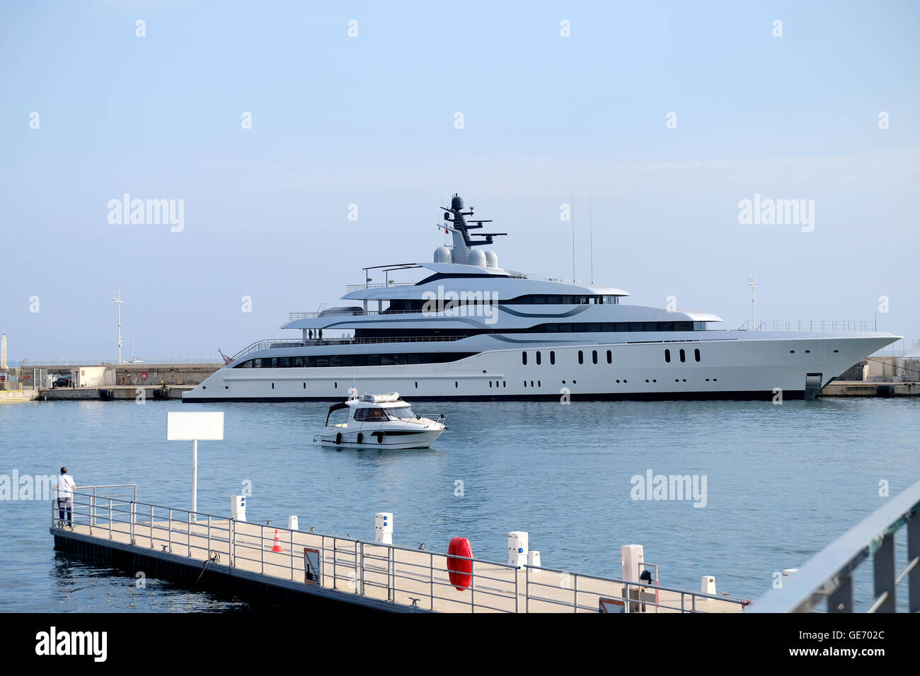 Eine große super Yacht ankern nur außerhalb des Hafens in Cannes, Frankreich Stockfoto
