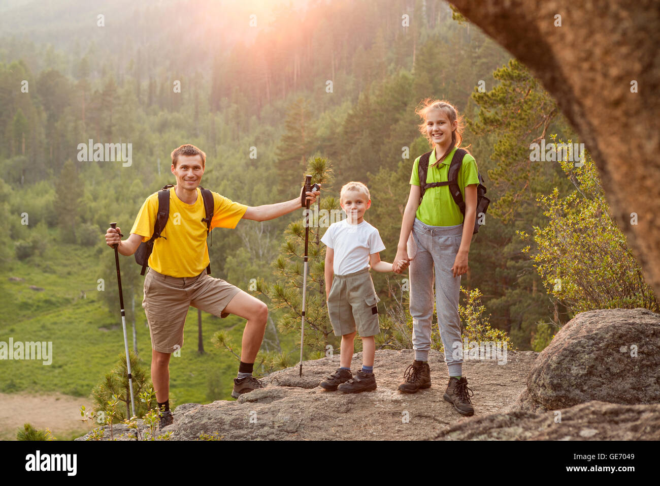 Glückliche Familie gegenüberliegenden Wald mit Sonnenaufgang Stockfoto