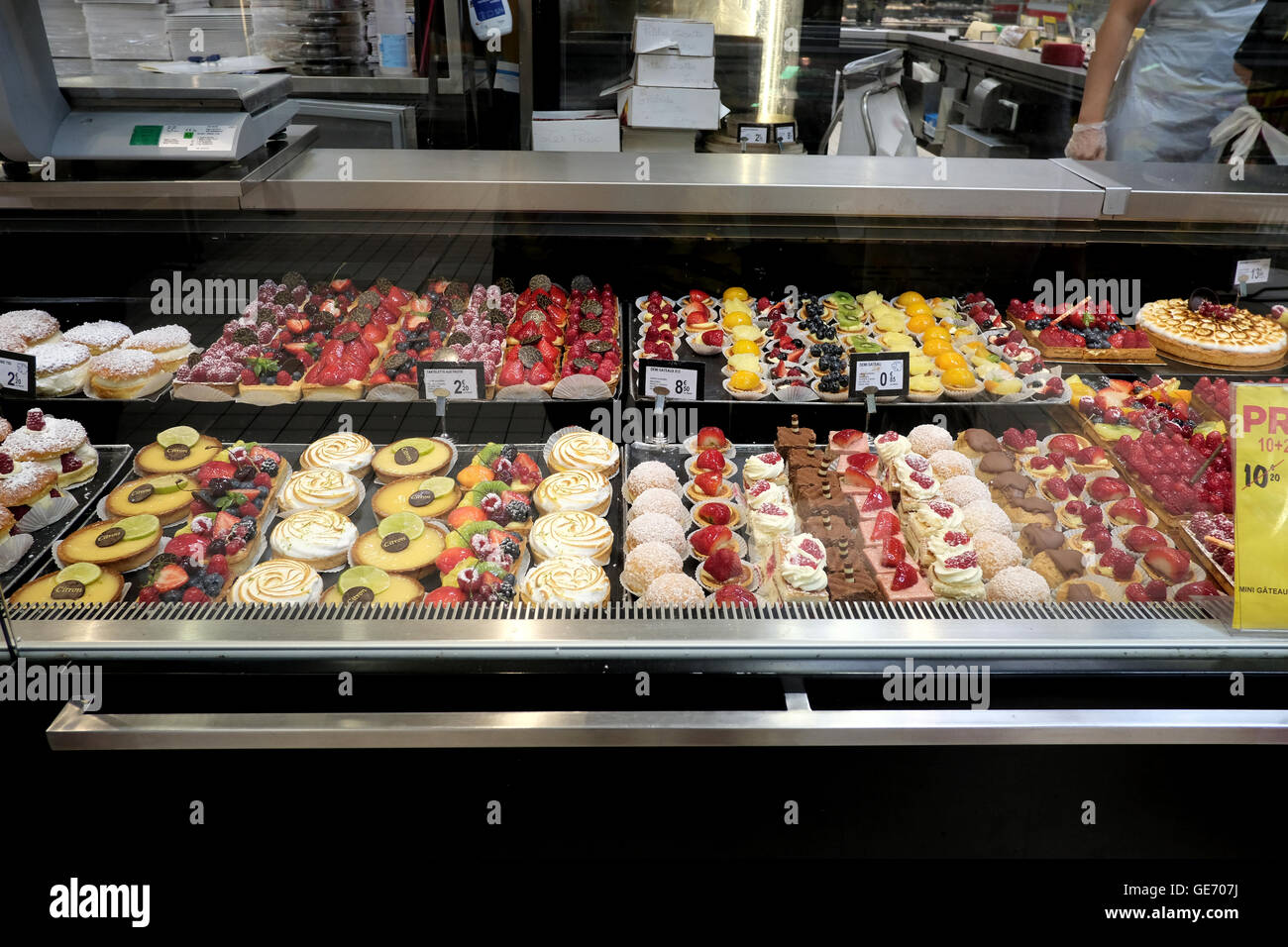 Eine Anzeige der frisch zubereiteten Kuchen und andere Deliciouses auf einem Supermarkt-Feinkostabteilung Stockfoto