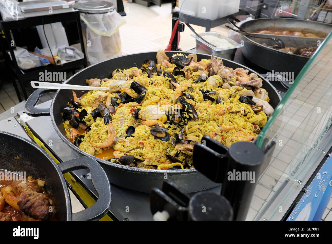 Eine große Pfanne Paella für Verkauf in einem französischen Supermarkt Stockfoto