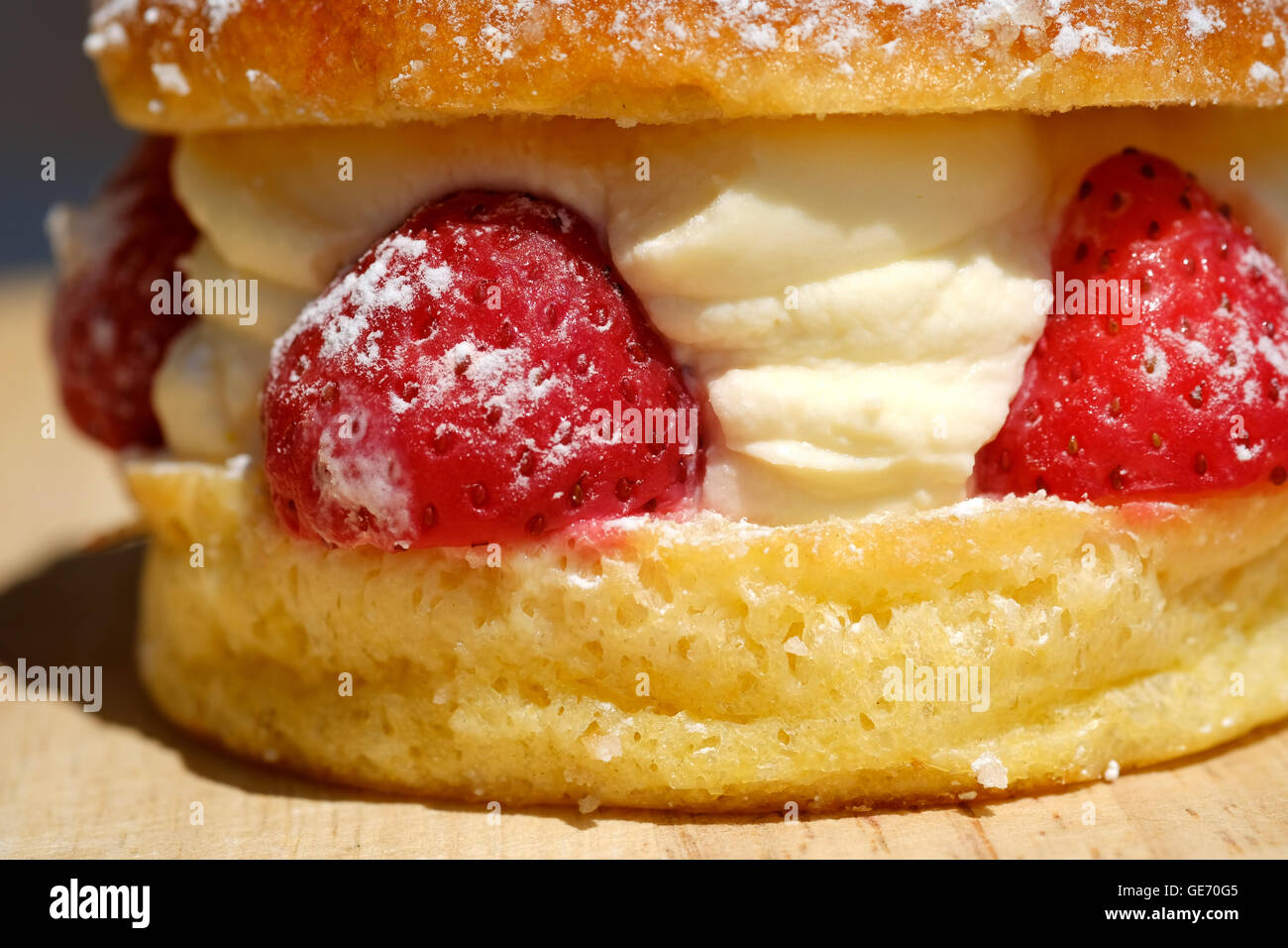 Nahaufnahme eines Erdbeerschwammkuchen mit frischer Creme, dekoriert mit frischen Erdbeeren. Stockfoto