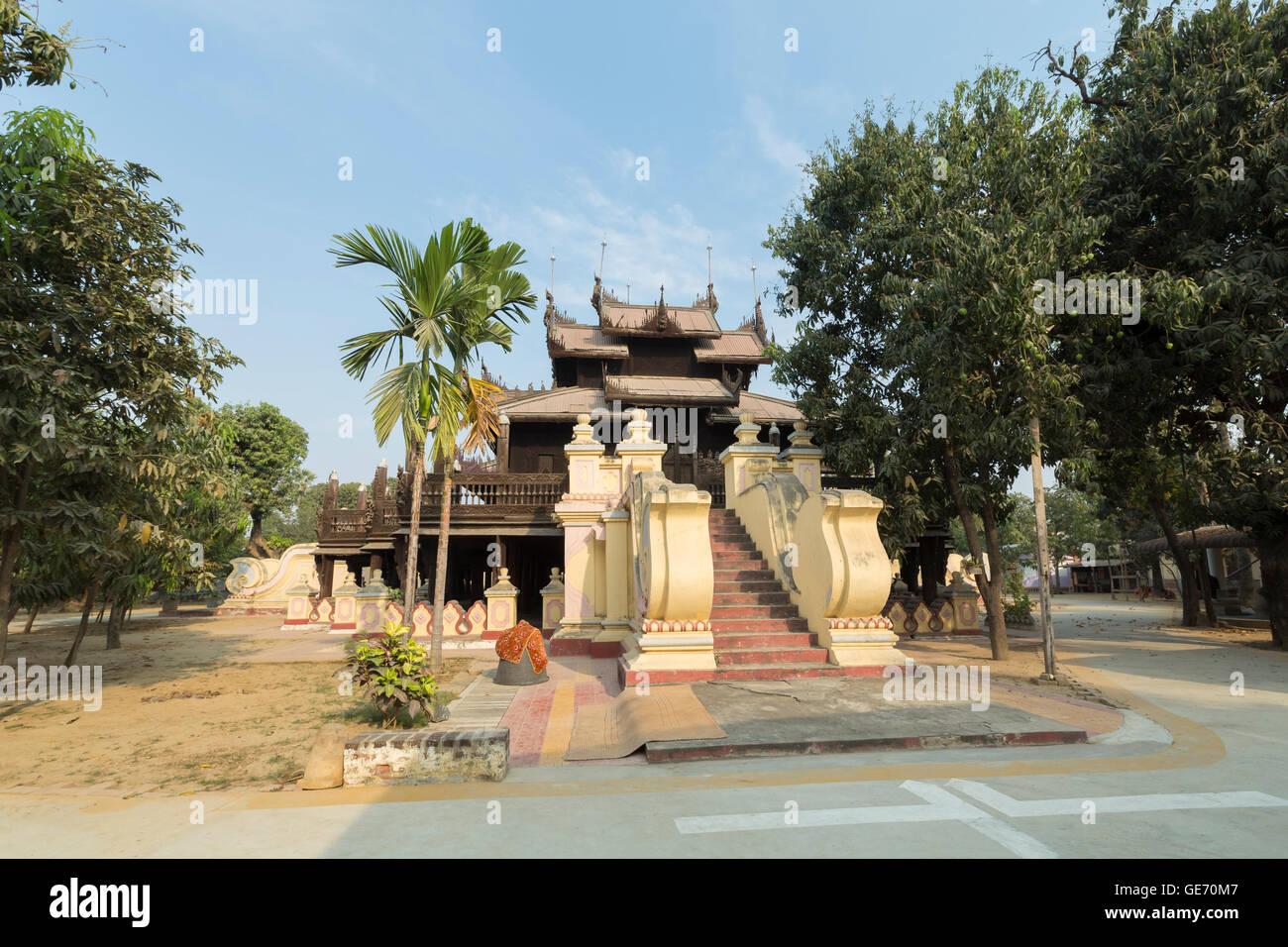 Shwe In Bin Kyaung Teakholz Tempel und Kloster, Mandalay, Myanmar Stockfoto