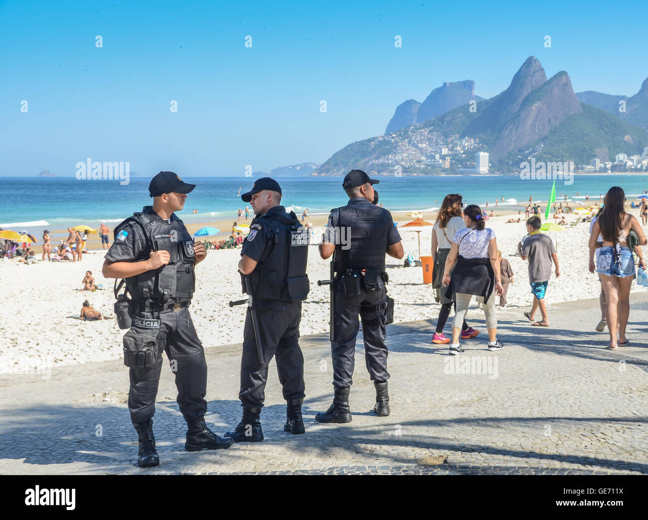 Rio de Janeiro Polizei wache über Touristen an den Strand von Ipanema. Rio ist berüchtigt für Kleinkriminalität Stockfoto