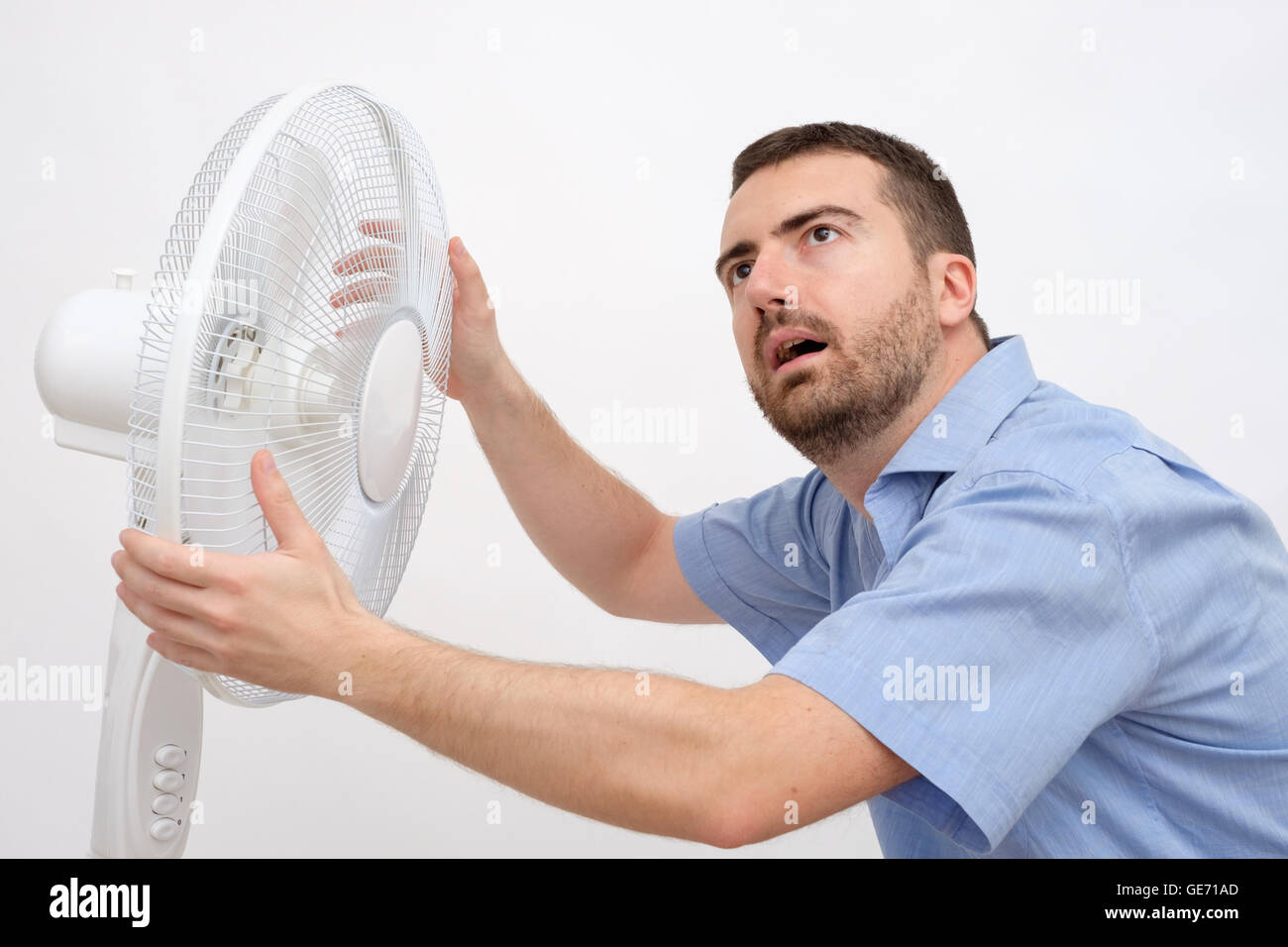 Mann vor einem Ventilator, Wärmegefühl gespült Stockfoto