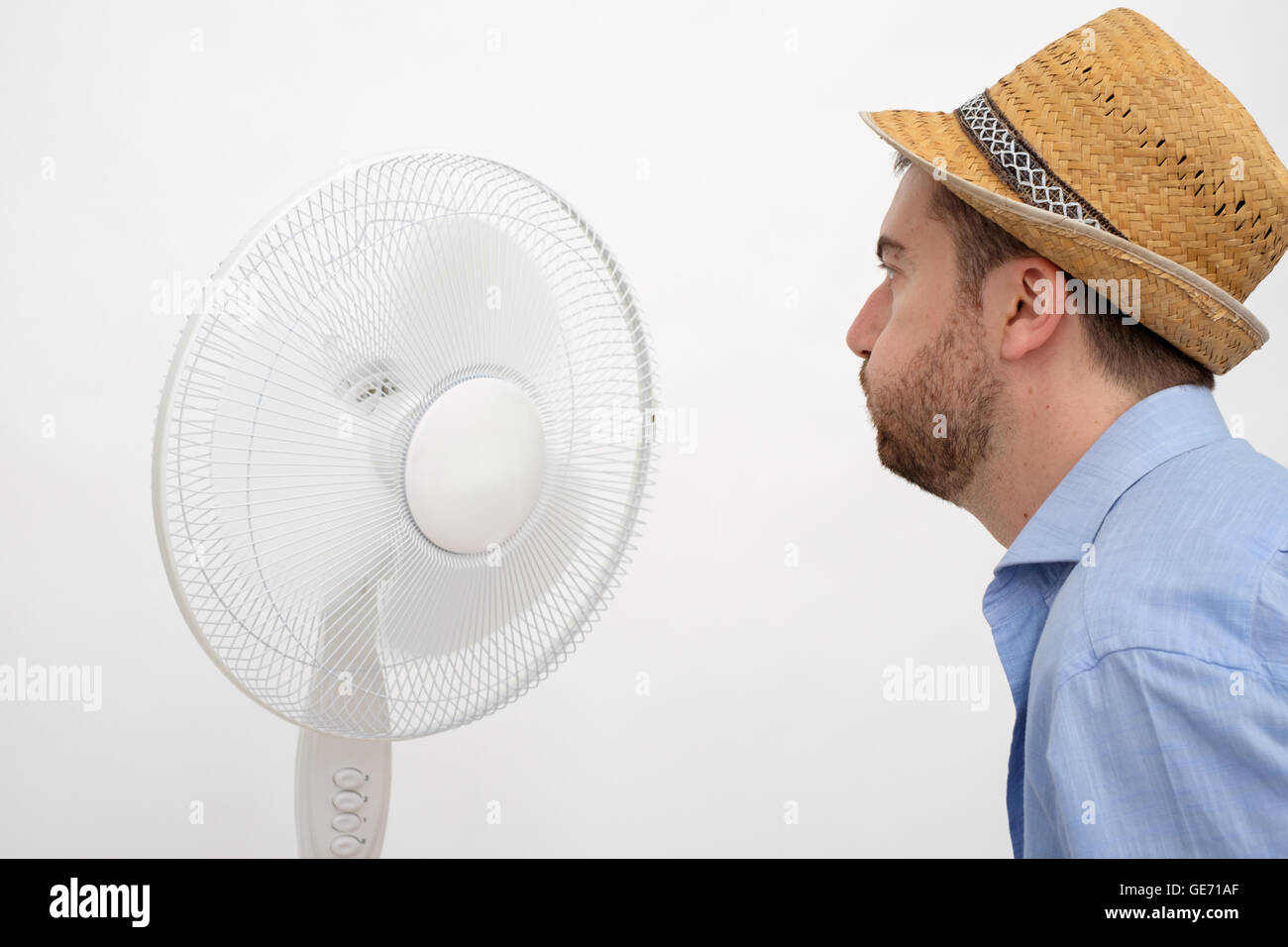 Mann vor einem Ventilator, Wärmegefühl gespült Stockfoto