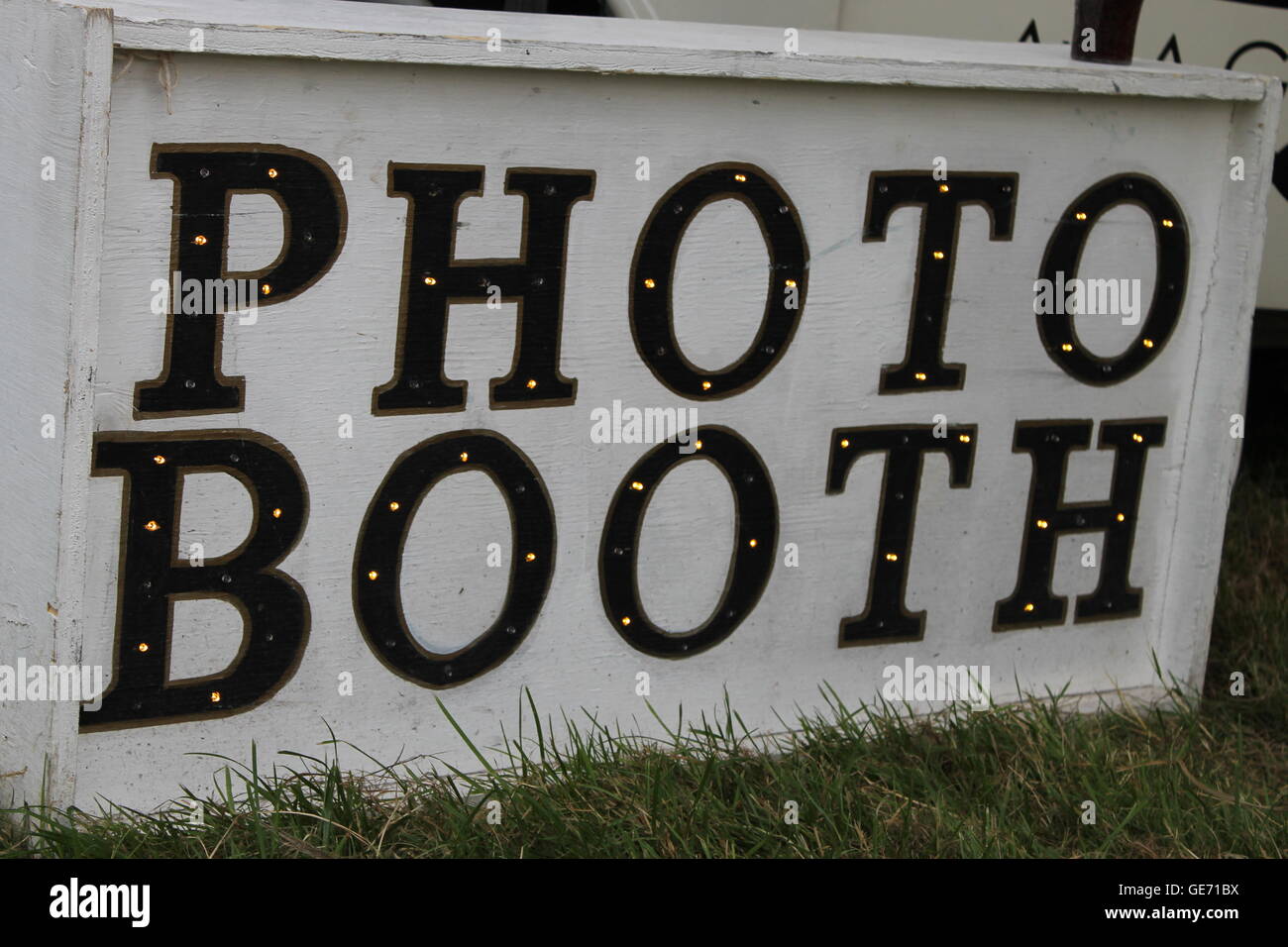 Foto-Stand Sign, Sommerhochzeit, Glamping, Festival, camping, outdoor-event Stockfoto