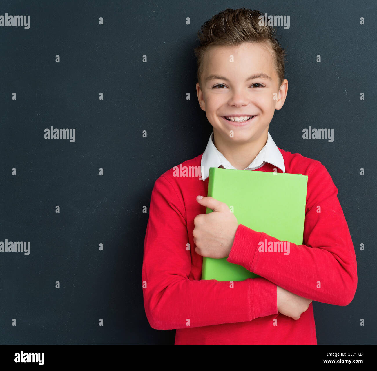 Junge wieder in die Schule Stockfoto