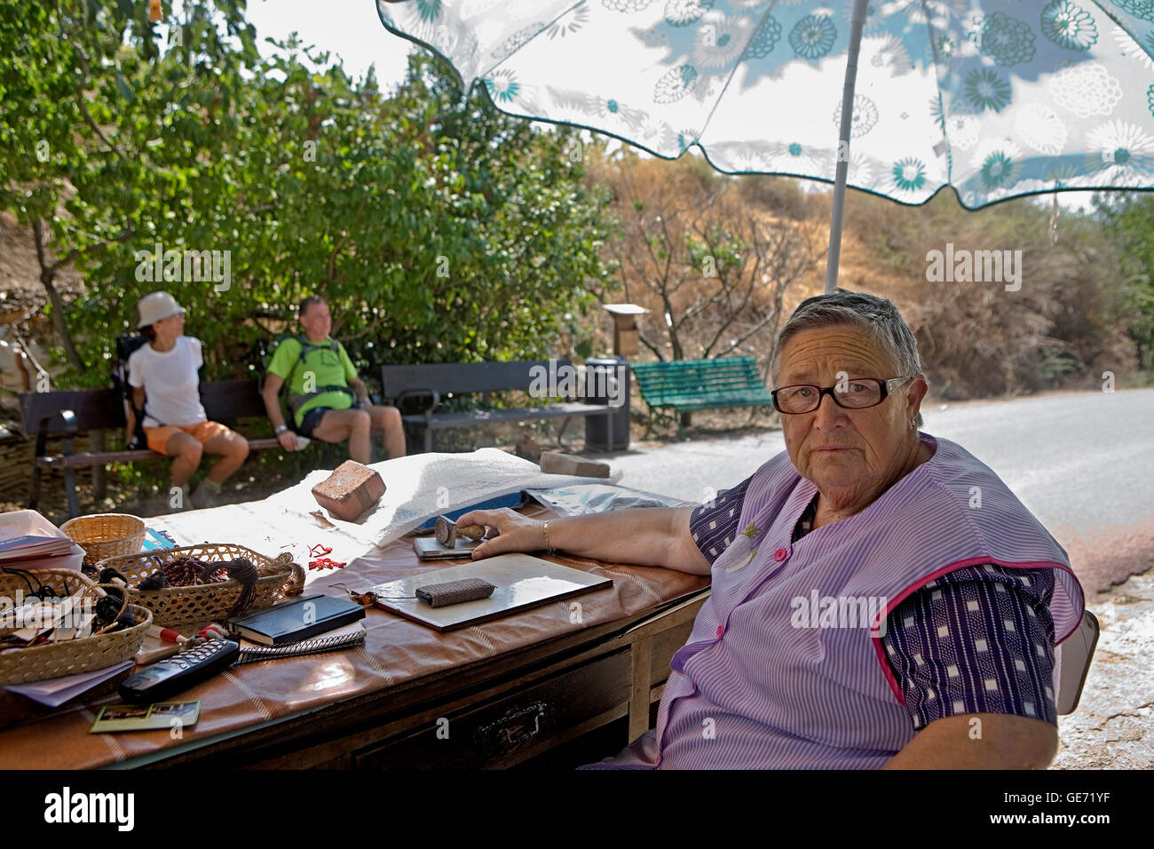 Maria, Tochter des mythischen Felisa (1910-2002) und Pilger. Maria geht weiter mit der Arbeit seiner Mutter, Abdichtung der creden Stockfoto