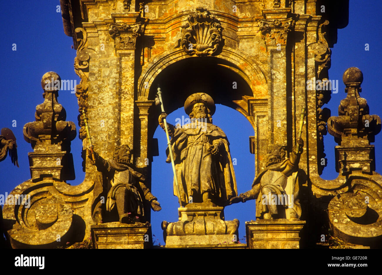 Skulptur des Hl. Jakobus der Apostel, in der Kathedrale von Santiago. Detail der Hauptfassade von Casas Novoa (1740). Santiago De Compostela. Stockfoto