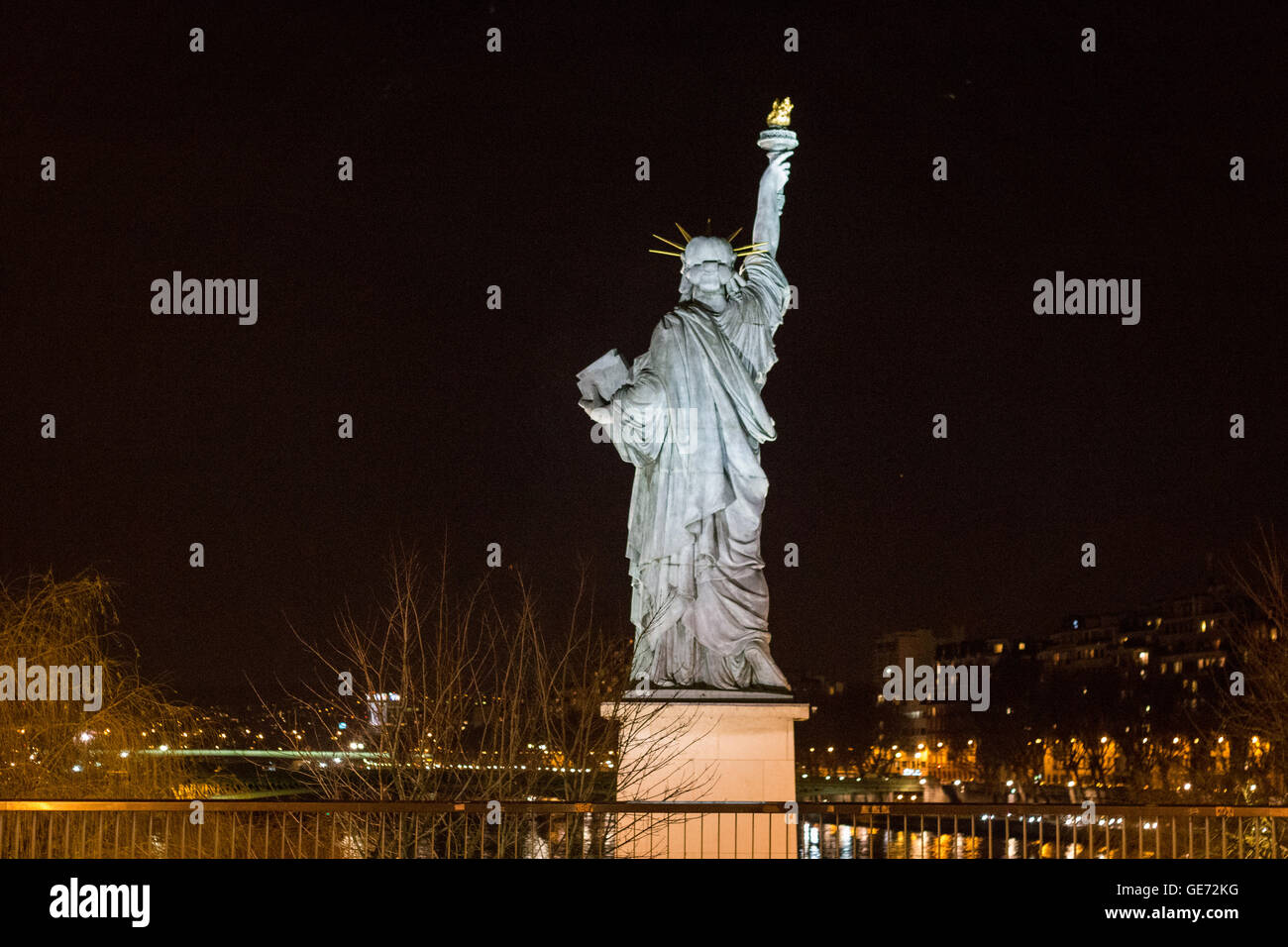 Freiheitsstatue in der Nacht in Paris Stockfoto