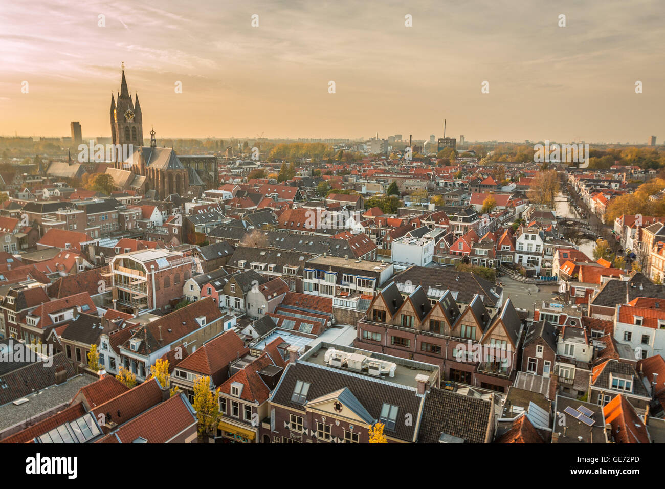 Schöner Blick auf den Sonnenuntergang der Stadt Delft in den Niederlanden Stockfoto
