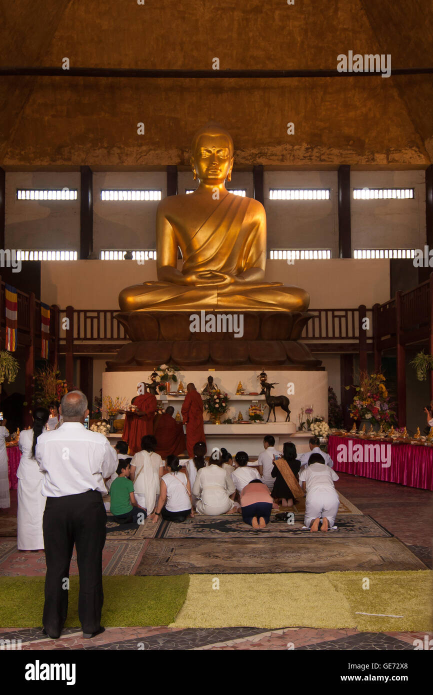 Menschen sammeln für die Sri Lanka Festlichkeiten feiern 28 Buddhas in Vincennes Pagode - Paris, Frankreich Stockfoto