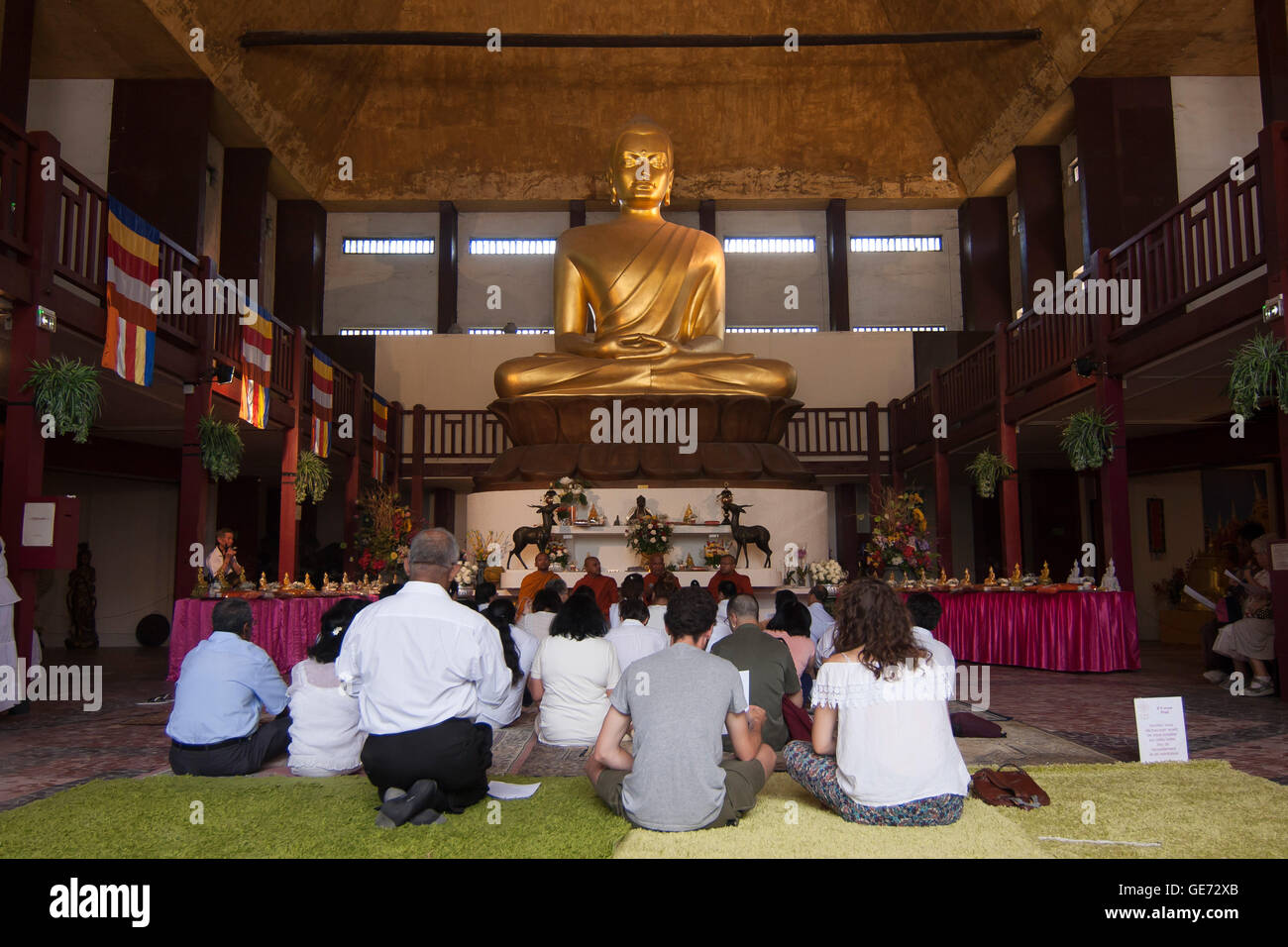 Menschen sammeln für die Sri Lanka Festlichkeiten feiern 28 Buddhas in Vincennes Pagode - Paris, Frankreich Stockfoto