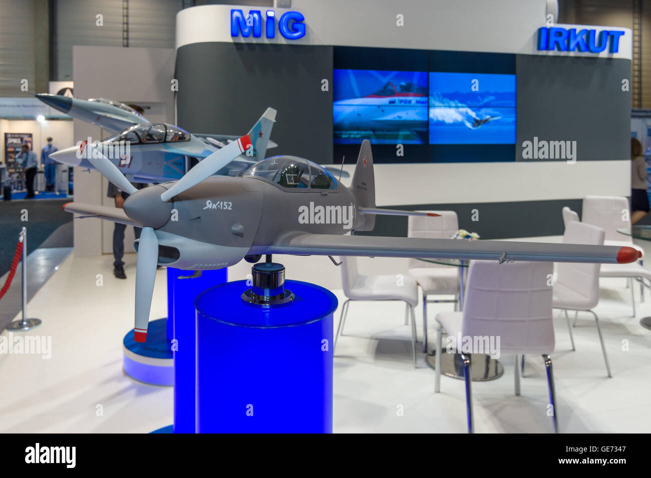 Der Stand der Unated Aircraft Corporation (Russland). Modell des russischen Kunstflug und Sport Wettbewerb Flugzeugs Jakowlew Jak-152. Stockfoto