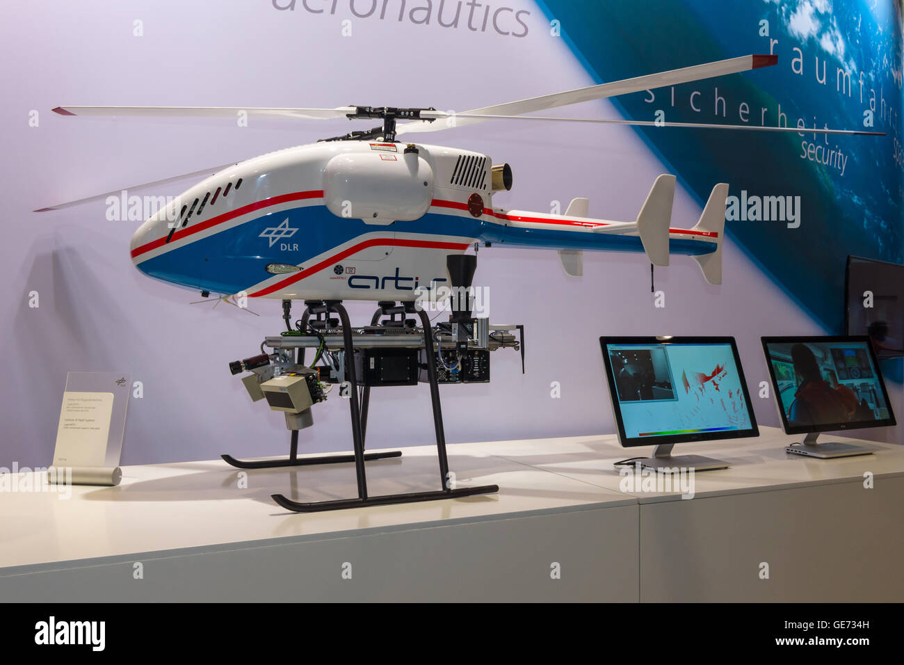 Der Stand des deutschen Luft-und Raumfahrt (DLR). Hubschrauber-Drohne  SuperARTIS (autonome Drehflügler Testbed für intelligente Systeme  Stockfotografie - Alamy