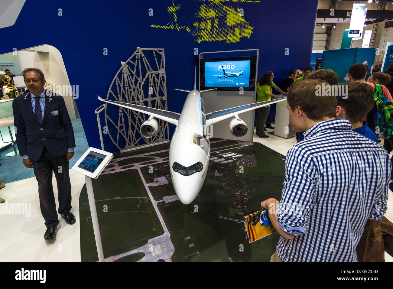 Der Stand des Airbus-Konzerns. Modell des Passagierflugzeug Airbus A350-1000. Stockfoto