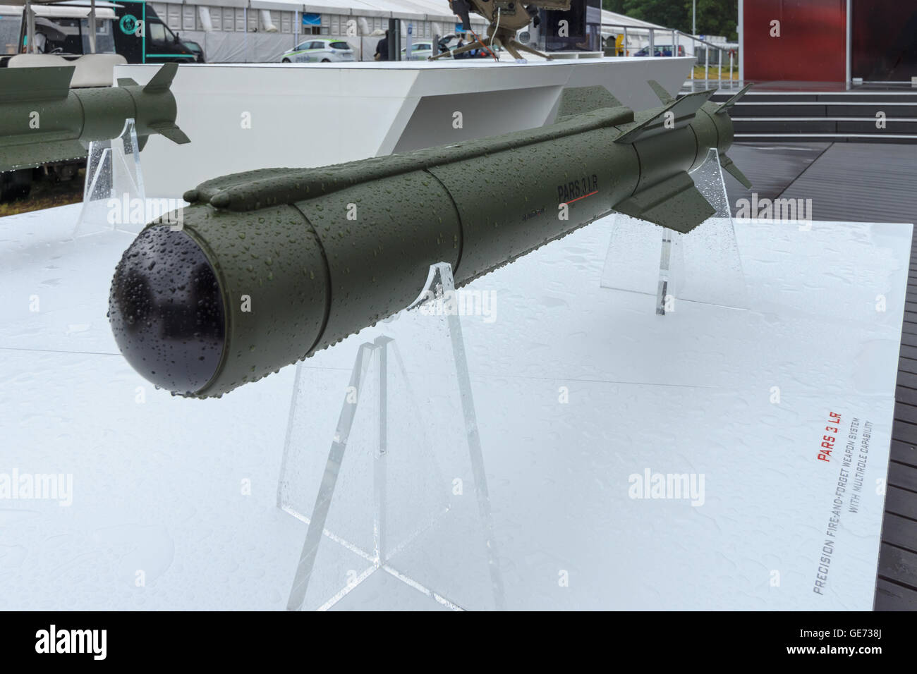 BERLIN, Deutschland - 1. Juni 2016: Anti-Tank Flugkörper PARS 3 LR, ist eine Fire-and-forget-Rakete. Ausstellung ILA Berlin Airshow 2016. Stockfoto