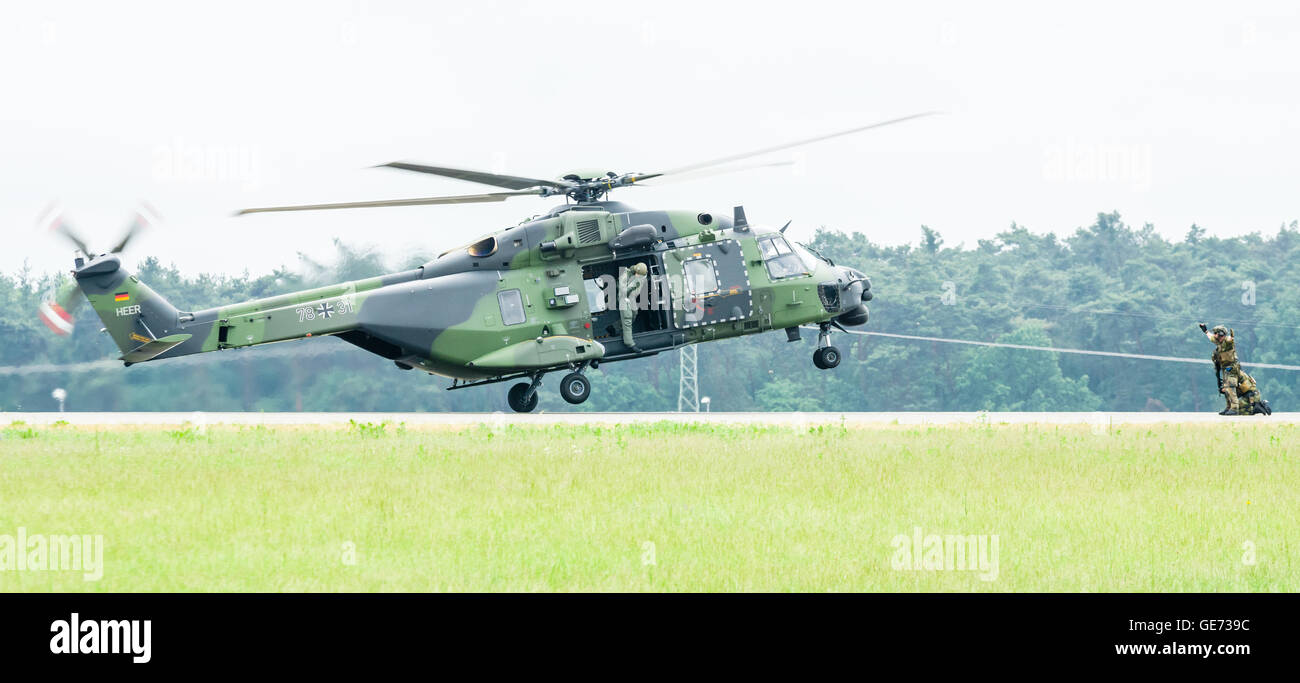 BERLIN, Deutschland - JUNI 01 2016: Landung Hubschrauber NH90 der Bundeswehr. Ausstellung ILA Berlin Airshow 2016 Stockfoto