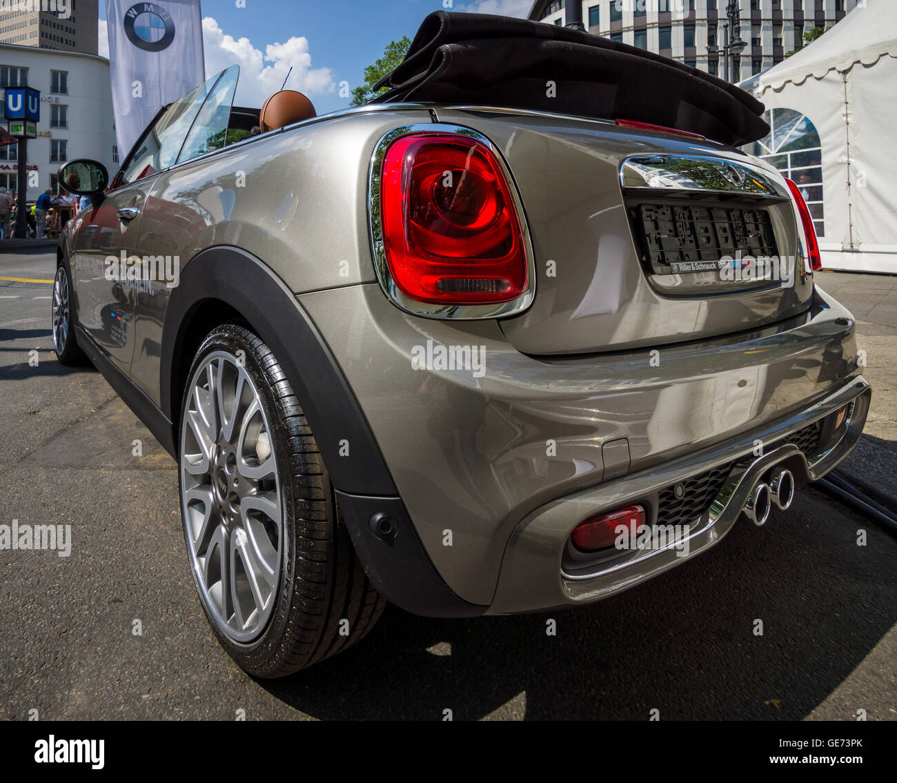 BERLIN - 5. Juni 2016: Stadtauto Mini Cooper S Cabrio. Sicht nach hinten. Classic Days Berlin 2016. Stockfoto