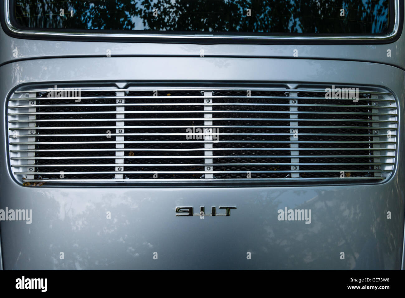 BERLIN - 5. Juni 2016: Lufteinlässe im Motorraum eines Sportwagens Porsche 911 T. Classic Days Berlin 2016. Stockfoto