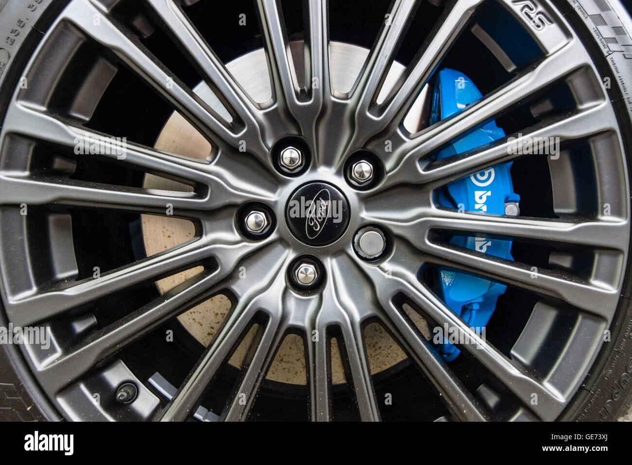 Die Bremsanlage und Rad der kompakte Auto Ford Focus RS (Dritte Generation), close-up. Stockfoto