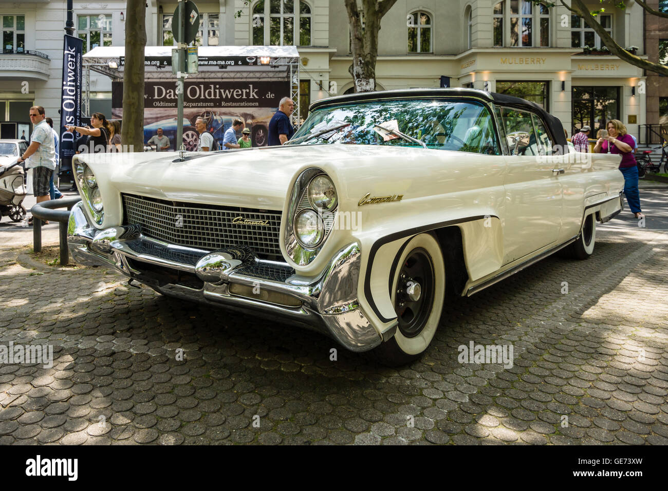 BERLIN - 5. Juni 2016: Full-Size-Luxus-Auto Lincoln Continental Mk III. Classic Days Berlin 2016. Stockfoto