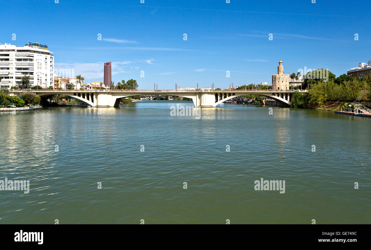 Blick auf den Torre del Oro und der Brücke von San Telmo, Überquerung des Flusses Guadalquivir in Sevilla, Spanien Stockfoto