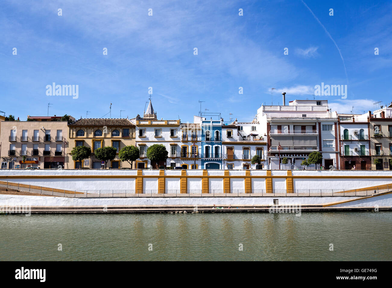 Berühmte Viertel am Westufer des Flusses Guadalquivir in Sevilla, Spanien Stockfoto