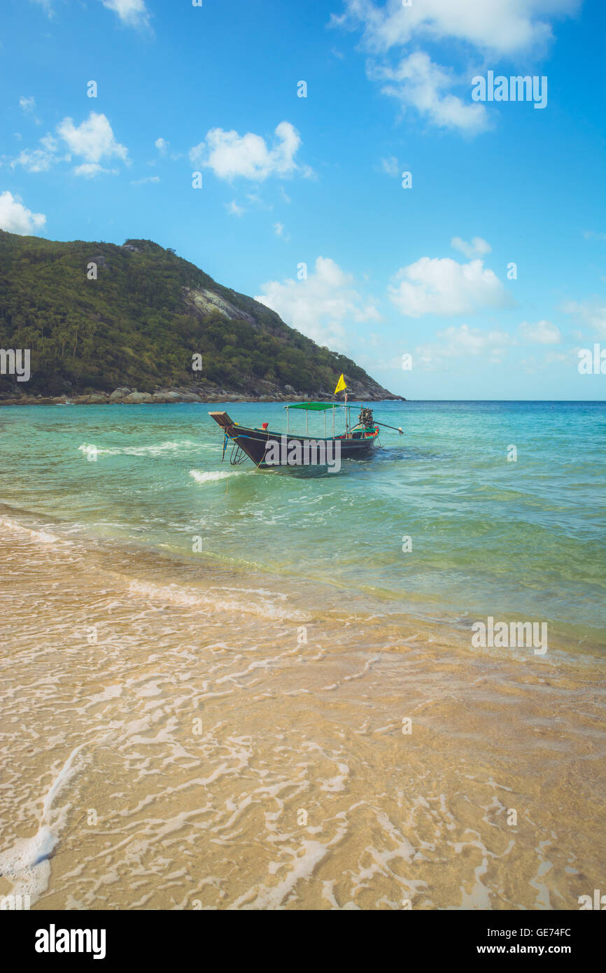 Ein Boot ist an der Flasche Beach, Koh Pha Ngan, Thailand verankert Stockfoto