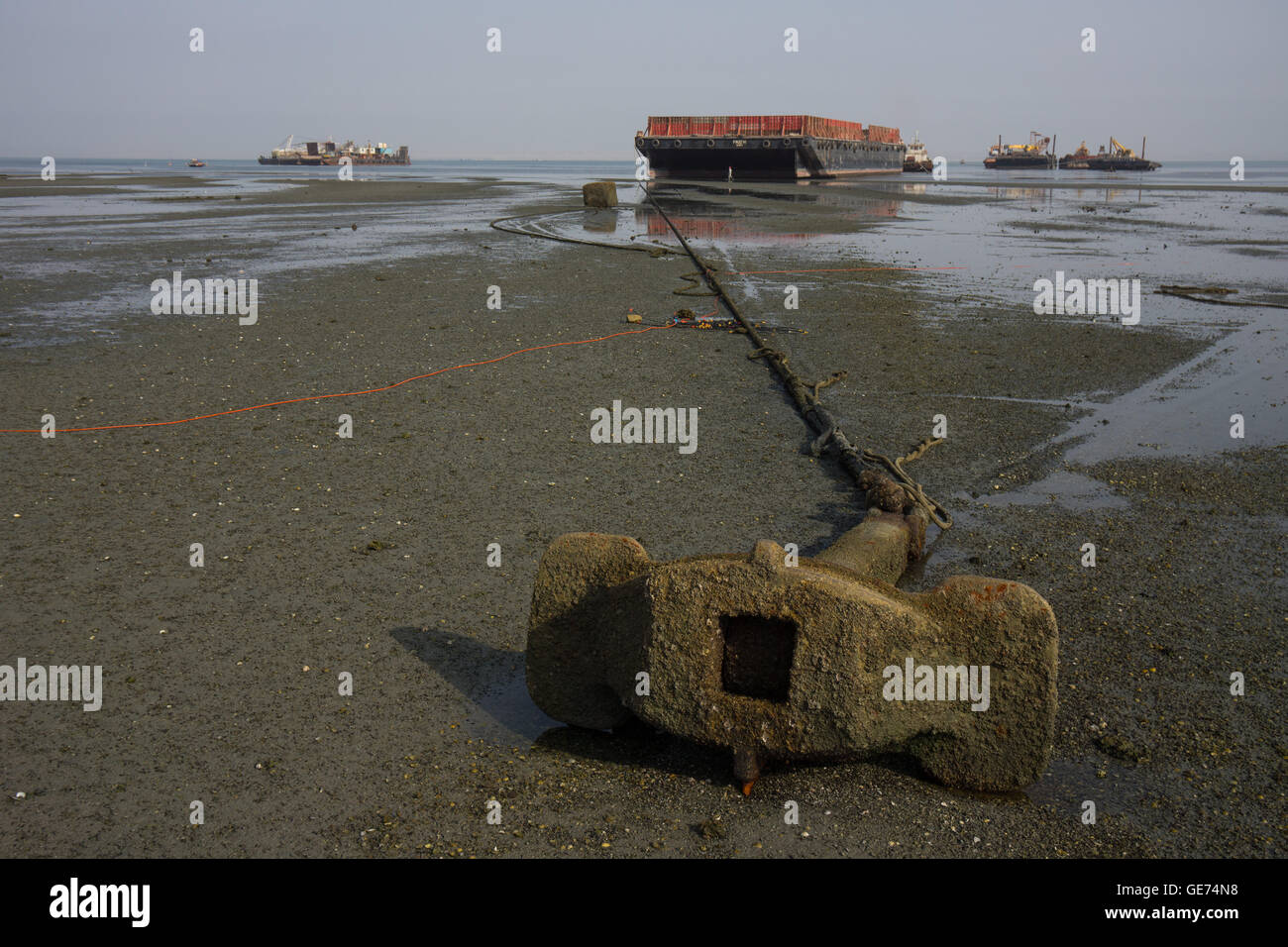 Große Anker Verlegung auf dem Sand ein Schiff festmachen Stockfoto