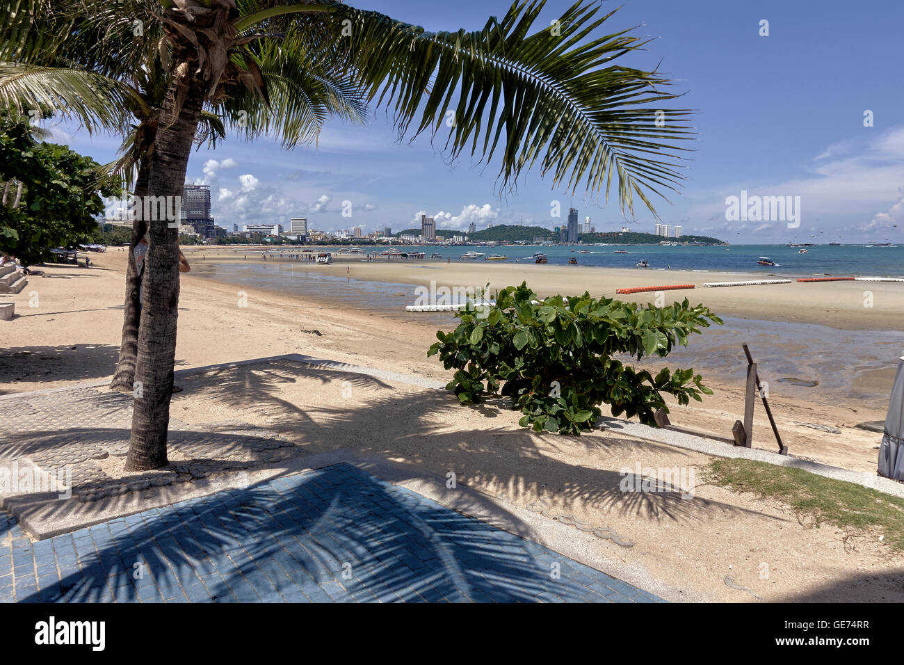 Pattaya Strand mit tropischen Palmen und tiefblauem Sommerhimmel. Thailand S. E. Asien Stockfoto