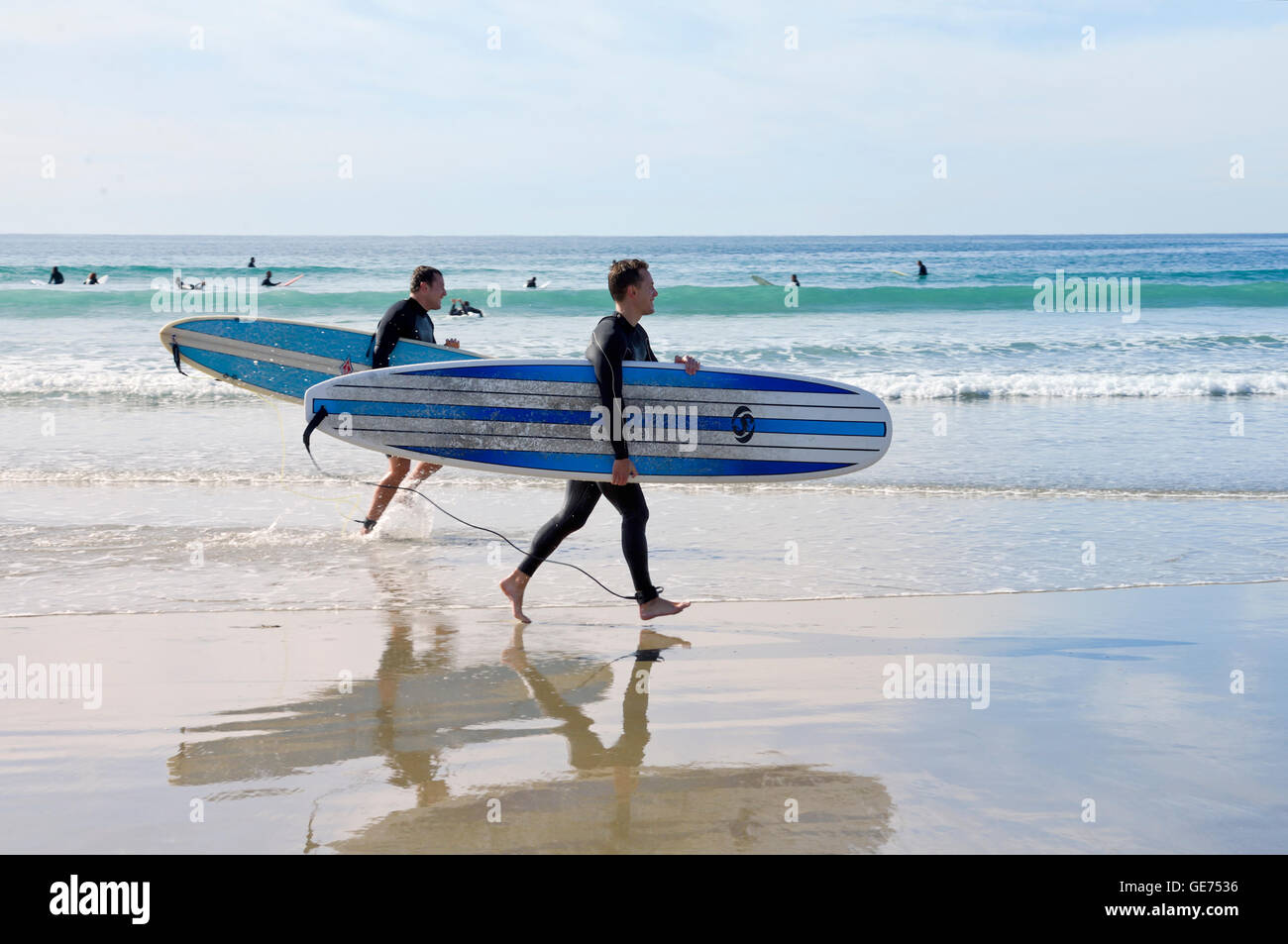 Zwei Surfer am Strand in San Diego, Kalifornien Stockfoto