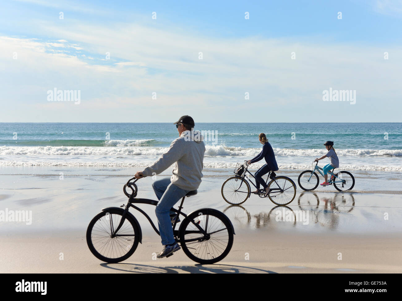 Familie Reiten Fahrräder am Beach, San Diego, Kalifornien Stockfoto