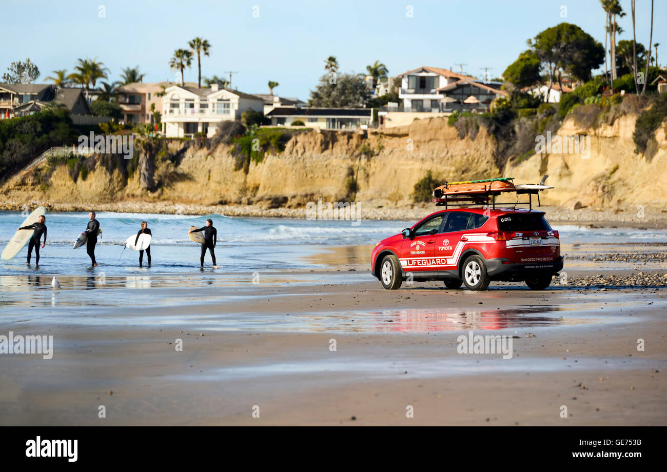 Vier Surfer und Rettungsschwimmer am Strand San Diego, Kalifornien Stockfoto