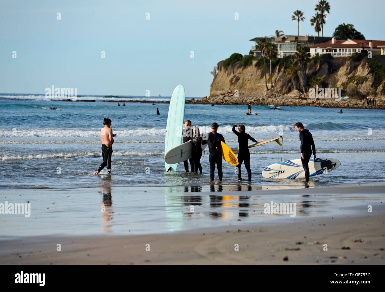 Eine Gruppe von Surfern an einem Strand in San Diego, Kalifornien Stockfoto