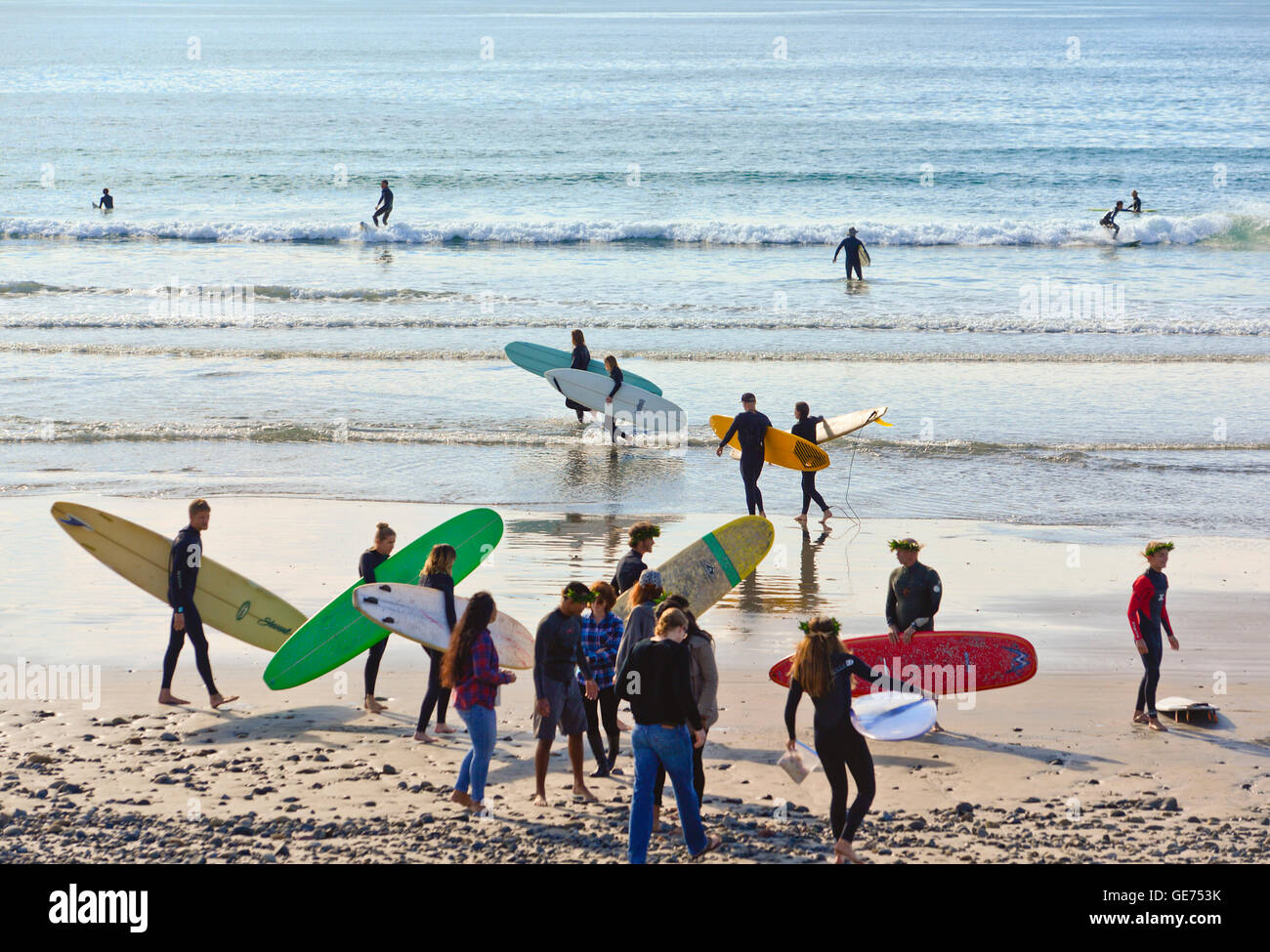 San Diego, Kalifornien, Surfer auf einem überfüllten Strand Stockfoto