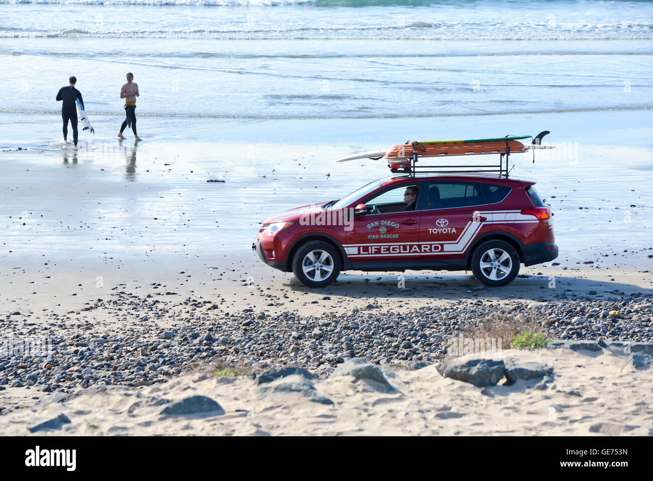 Surfer und Rettungsschwimmer am Strand San Diego, Kalifornien Stockfoto