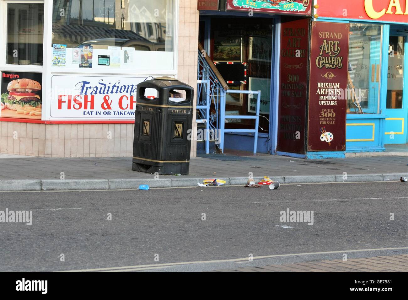 Neben Mülleimer Wurf Stockfoto
