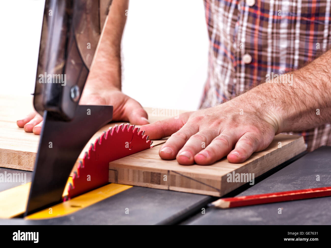 Detail der Tisch sah Klinge und menschliche Hand in gefährliche position Stockfoto